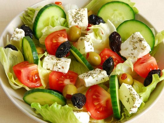 Griechischer Salat: Klassisches Rezept mit Käse, mit Crackern und Hühnchen und anderen Variationen 03