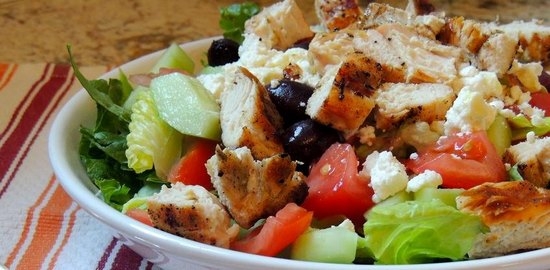 Griechischer Salat: Klassisches Rezept mit Käse, mit Crackern und Hühnchen und anderen Variationen 05