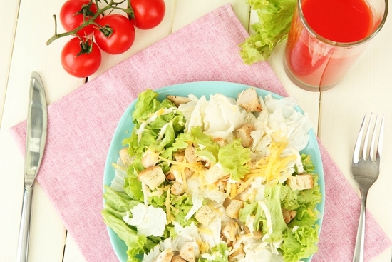 Wie man Salat kocht «Caesar» Mit Huhn zu Hause: Rezepte und nützliche Tipps 01