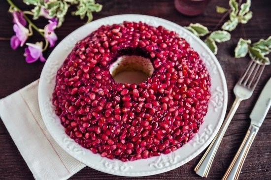 Salat «Granat-Armband»: Klassisches Rezept mit Huhn und Walnüssen. Andere Granatsalate - Rezepte mit Fotos 01