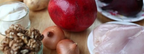 Salat «Granat-Armband»: Klassisches Rezept mit Huhn und Walnüssen. Andere Granatsalate - Rezepte mit Fotos 03