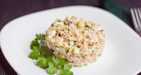 Salat von Dosen Buckel: Rezepte exquisiter Snacks für einen festlichen Tisch 01