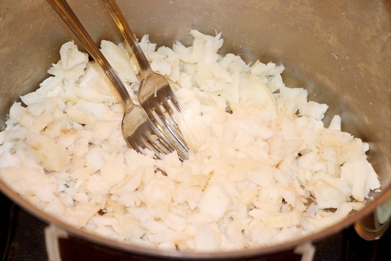 Lachssalat schwach gesalzen: Rezepte mit Gurken, Tomaten, Käse und anderen 08