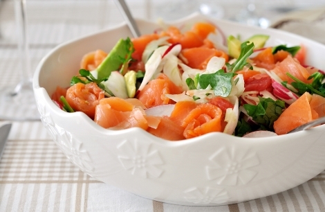 Salat mit Avocado und Lachs 01