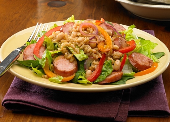 Salat mit geräucherter Wurst: Kochen von Rezepten mit Mais, Cracker und Gemüse 01