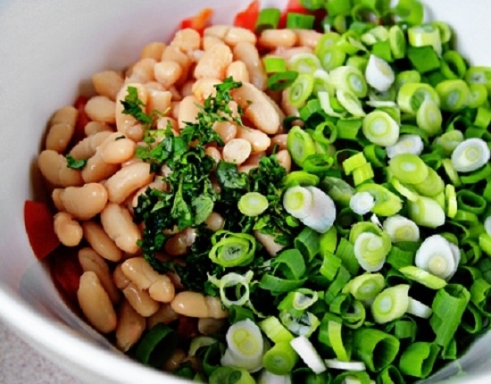 Salat mit weißem Bohnenkonserven: Kochoptionen mit Hühnchen und Cracker 03