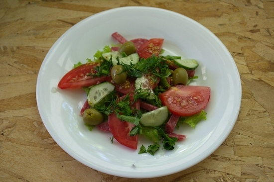 Salat mit geräucherter Wurst: Kochen von Rezepten mit Mais, Cracker und Gemüse 02