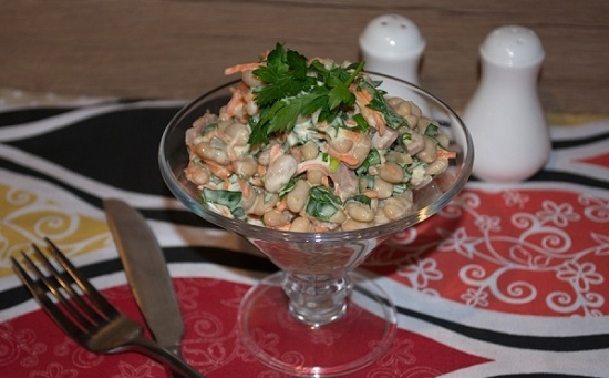 Salat mit weißem Bohnenkonserven: Kochoptionen mit Hühnchen und Cracker 05