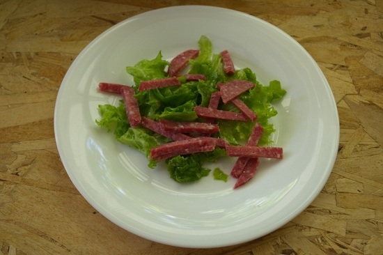 Salat mit geräucherter Wurst: Kochen von Rezepten mit Mais, Cracker und Gemüse 06