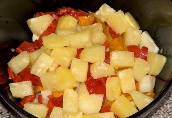 Salat mit geräucherter Hühnerbrust: Kochen von Rezepten mit Mais, Bohnen und Ananas 05