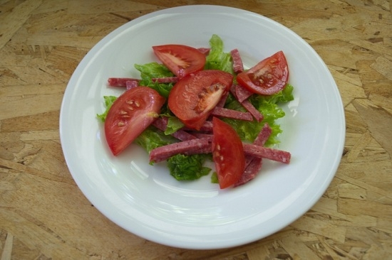 Salat mit geräucherter Wurst: Kochen von Rezepten mit Mais, Cracker und Gemüse 07