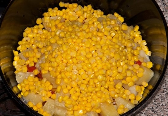 Salat mit geräucherter Hühnerbrust: Kochen von Rezepten mit Mais, Bohnen und Ananas 06