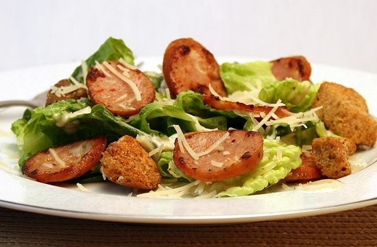 Salat mit geräucherter Wurst: Kochen von Rezepten mit Mais, Cracker und Gemüse 09