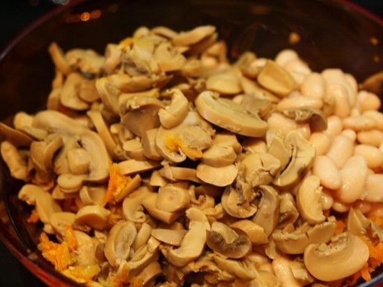 Salat mit weißem Bohnenkonserven: Kochoptionen mit Hühnchen und Cracker 10