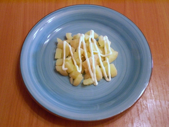 Salat mit geräuchertem Hühnchen und koreanischer Karotten, Cracker und Bohnen: Vielzahl von Optionen 07