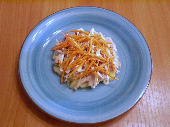 Salat mit geräuchertem Hühnchen und koreanischer Karotten, Cracker und Bohnen: Vielzahl von Optionen 09