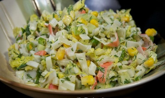 Salat mit Krabben-Essstäbchen, Mais und Gurke: Vielzahl von Optionen 08