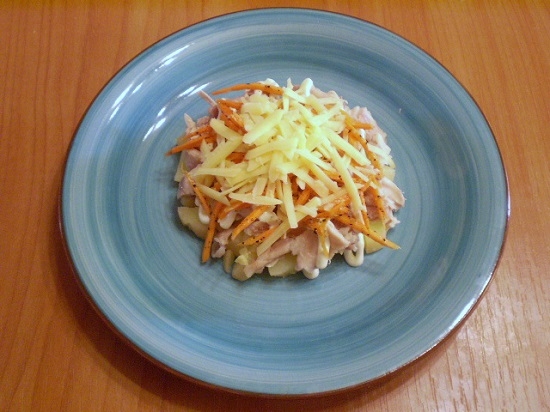 Salat mit geräuchertem Hühnchen und koreanischer Karotten, Cracker und Bohnen: Vielzahl von Optionen 10