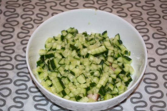 Salat mit geräucherter Hühnerbrust: Kochen von Rezepten mit Mais, Bohnen und Ananas 12