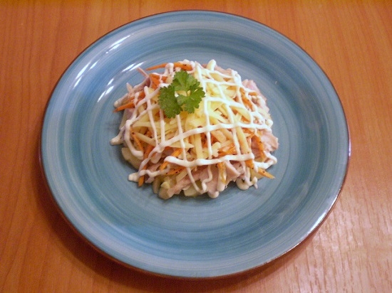 Salat mit geräuchertem Hühnchen und koreanischer Karotten, Cracker und Bohnen: Vielzahl von Optionen 11