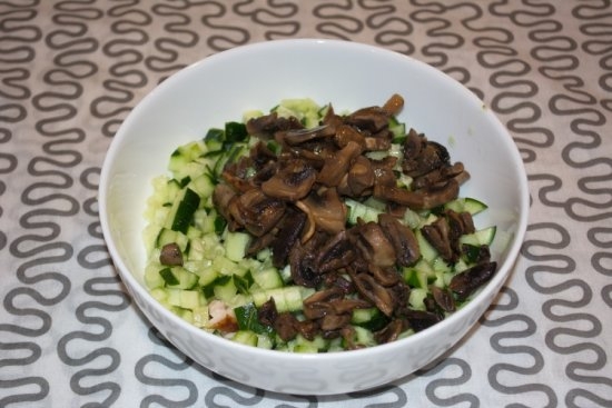 Salat mit geräucherter Hühnerbrust: Kochen von Rezepten mit Mais, Bohnen und Ananas 13