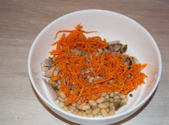 Salat mit koreanischen Karotten und Huhn: Kochen von Rezepten mit Pilzen und Paprika 11