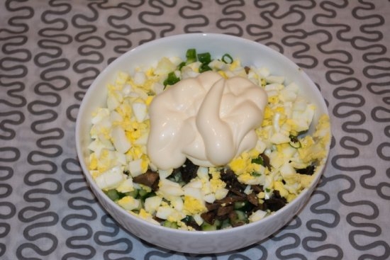 Salat mit geräucherter Hühnerbrust: Kochen von Rezepten mit Mais, Bohnen und Ananas 14