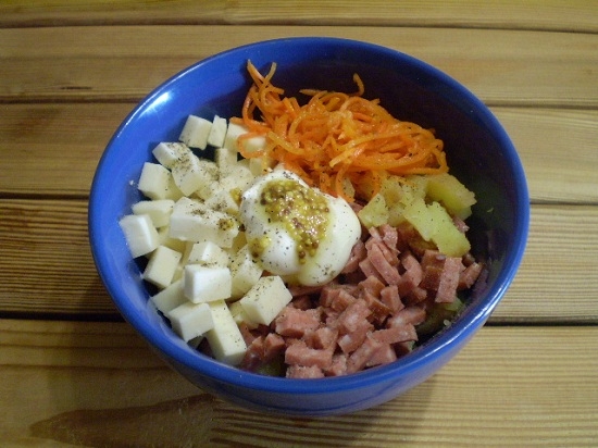 Salat mit geräucherter Wurst: Kochen von Rezepten mit Mais, Cracker und Gemüse 21