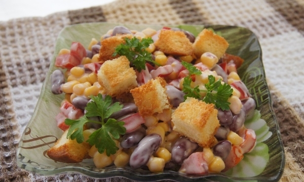 Salat mit Mais und Cracker: Rezept. Wie man Hühnersalat und Cracker kocht? 01