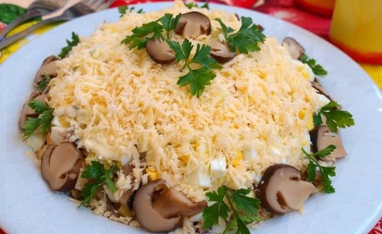 Rezepte mit Fotos von Salat mit marinierten Champignons 01