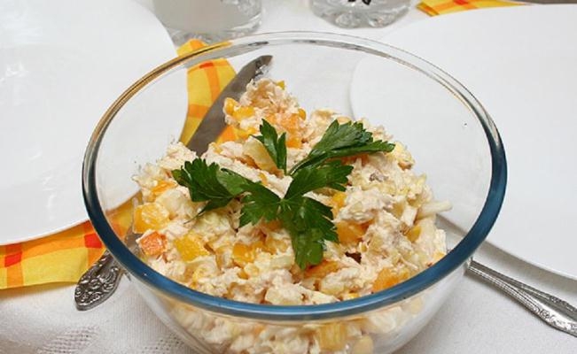 Salat mit Mais und Cracker: Rezept. Wie man Hühnersalat und Cracker kocht? 05