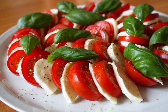 Salat mit Mozzarella und Tomaten verschiedener Typen 01