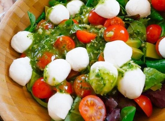 Salat mit Mozzarella und Tomaten verschiedener Typen 02