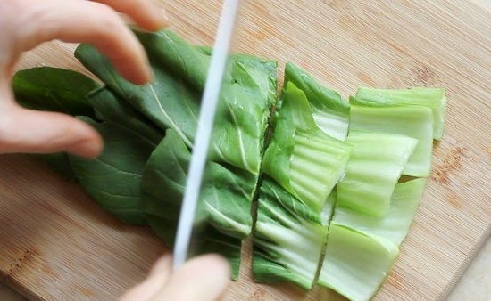 Salat mit Kohlkohl- und Krabben-Essstäbchen 03