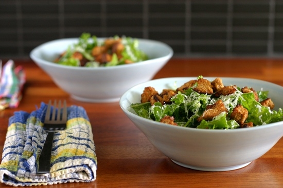 Salat mit Pekingkohl und Cracker: Rezepte mit Hühnchen, Wurst und anderen Zutaten 01