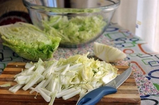 Salat mit Pekingkohl: Kochen Rezepte mit Hühnchen, Wurst und Ananas 04