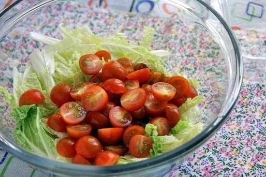 Salat mit Pekingkohl: Kochen Rezepte mit Hühnchen, Wurst und Ananas 06