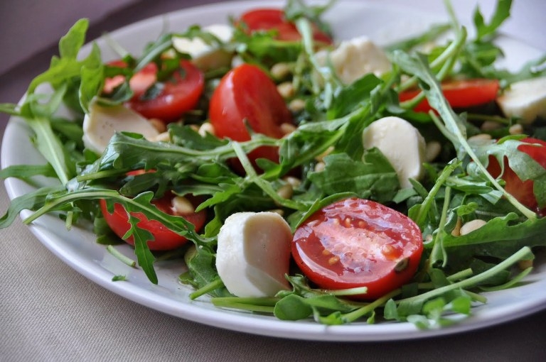 Salat mit Kirschtomaten und Ruchola 02