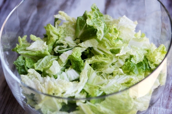 Salat mit Pekingkohl und Cracker: Rezepte mit Hühnchen, Wurst und anderen Zutaten 08