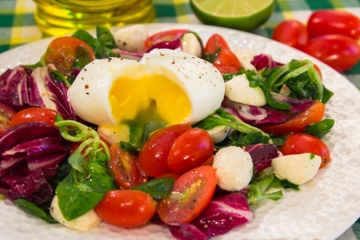 Salate mit Butter. Gemüse und Olivenöl beim Kochen 01