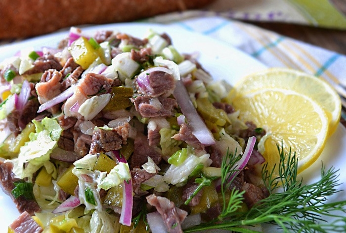 Salate mit Butter. Gemüse und Olivenöl beim Kochen 02