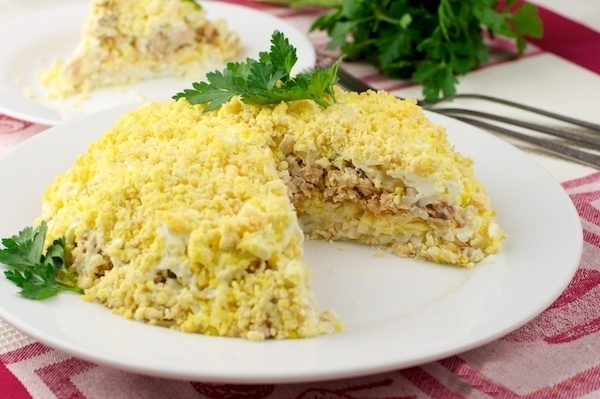 Salate mit Butter. Gemüse und Olivenöl beim Kochen 03