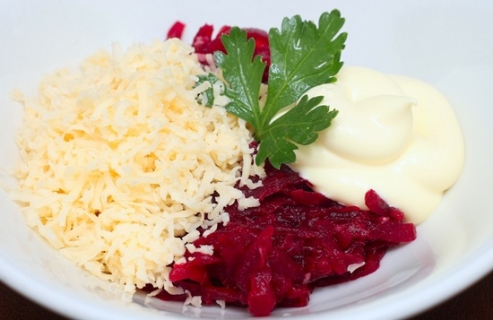 Gekochte und rohe Rüben mit Knoblauch und Mayonnaise: Rezepte, Kalorien 09