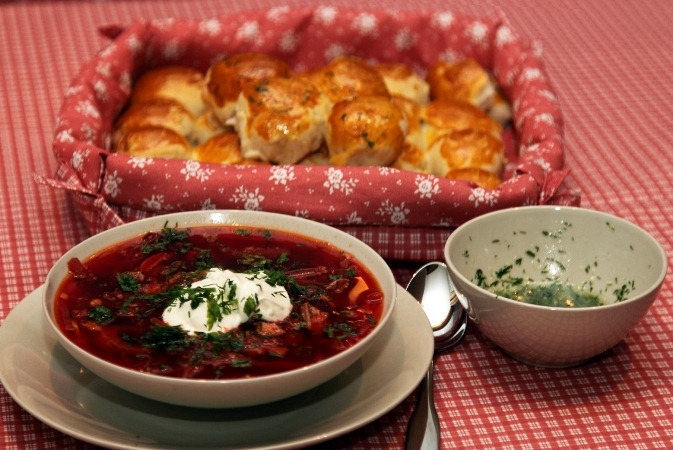 Borsch in Multivarce Redmond: Rezepte. Wie man Borsch in einem langsamen Kocher kocht: Regeln 01