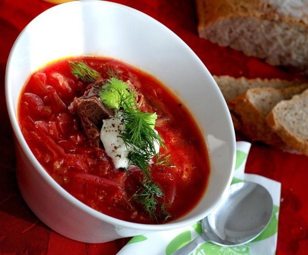 Borsch in Multivarce Redmond: Rezepte. Wie man Borsch in einem langsamen Kocher kocht: Regeln 03