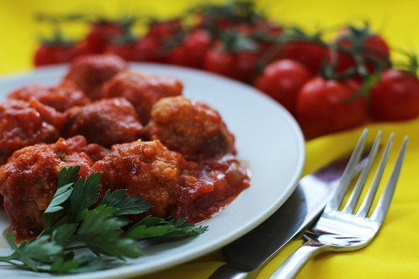 Fleischbällchen in einem langsamen Herd: Vorbereitungsmerkmale. Ursprüngliche Rezepte für jeden Tag 01