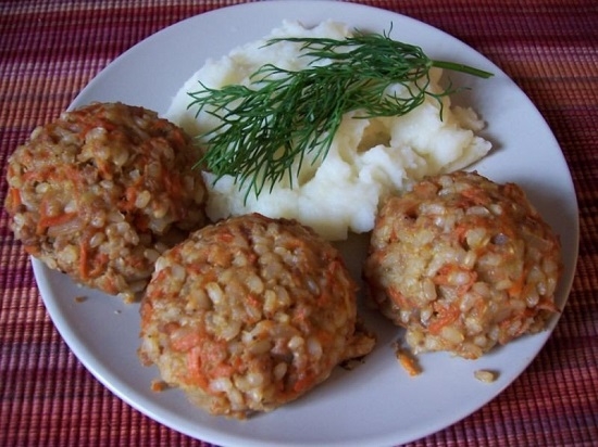 Gehackte gehackte Igel mit Reis in einem langsamen Herd: Kochen Rezepte in Tomaten- und Sauerrahmsauce 08