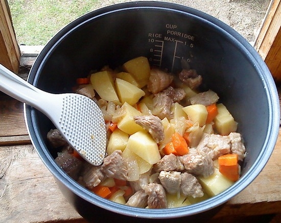 Rindfleisch mit Kartoffeln in einem langsamen Herd, gedünsteten Kartoffeln mit Rindfleisch, Braten in Redmond und anderen Home Assistants 06