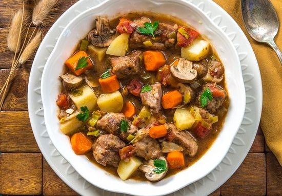 Schweinefleischgulasch mit Soße und ohne: Rezepte für Multicooker Redmond und andere 02