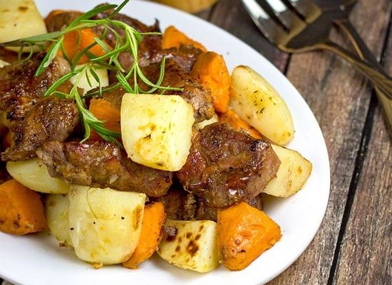 Rindfleisch mit Kartoffeln in einem langsamen Herd, gedünsteten Kartoffeln mit Rindfleisch, Braten in Redmond und anderen Home Assistants 11